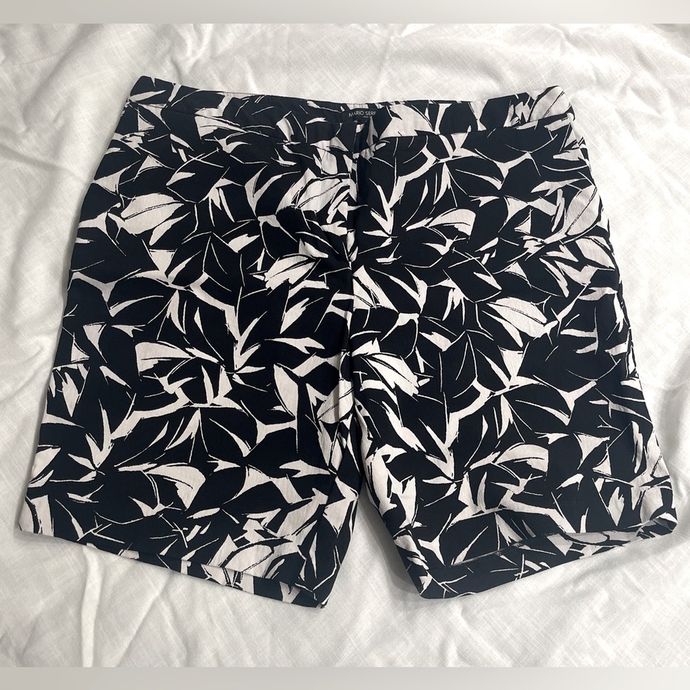 Mario Serrani Shorts. Size 16